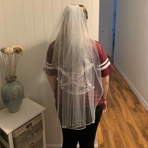 **White Fingertip Veil with Rhinestone Edging**